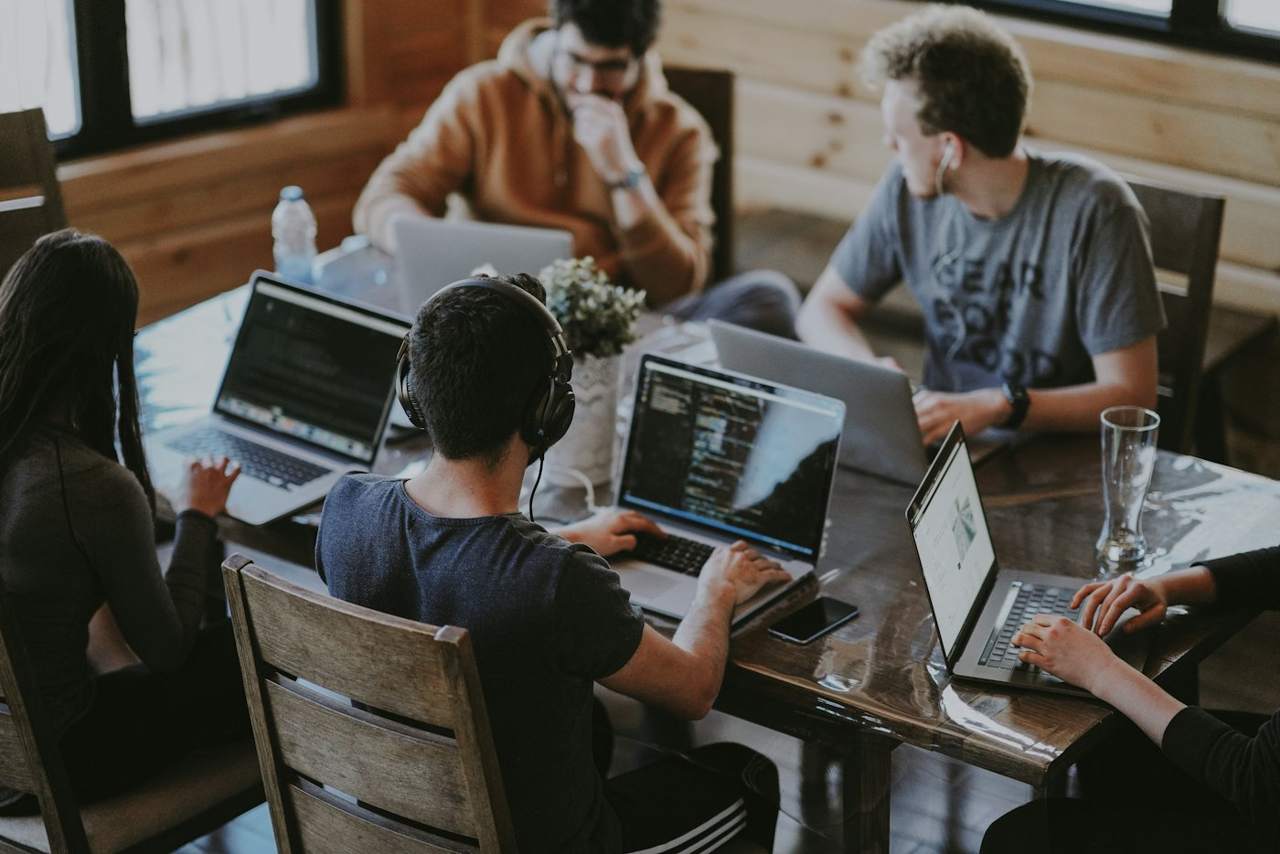 Persone al lavoro in ufficio